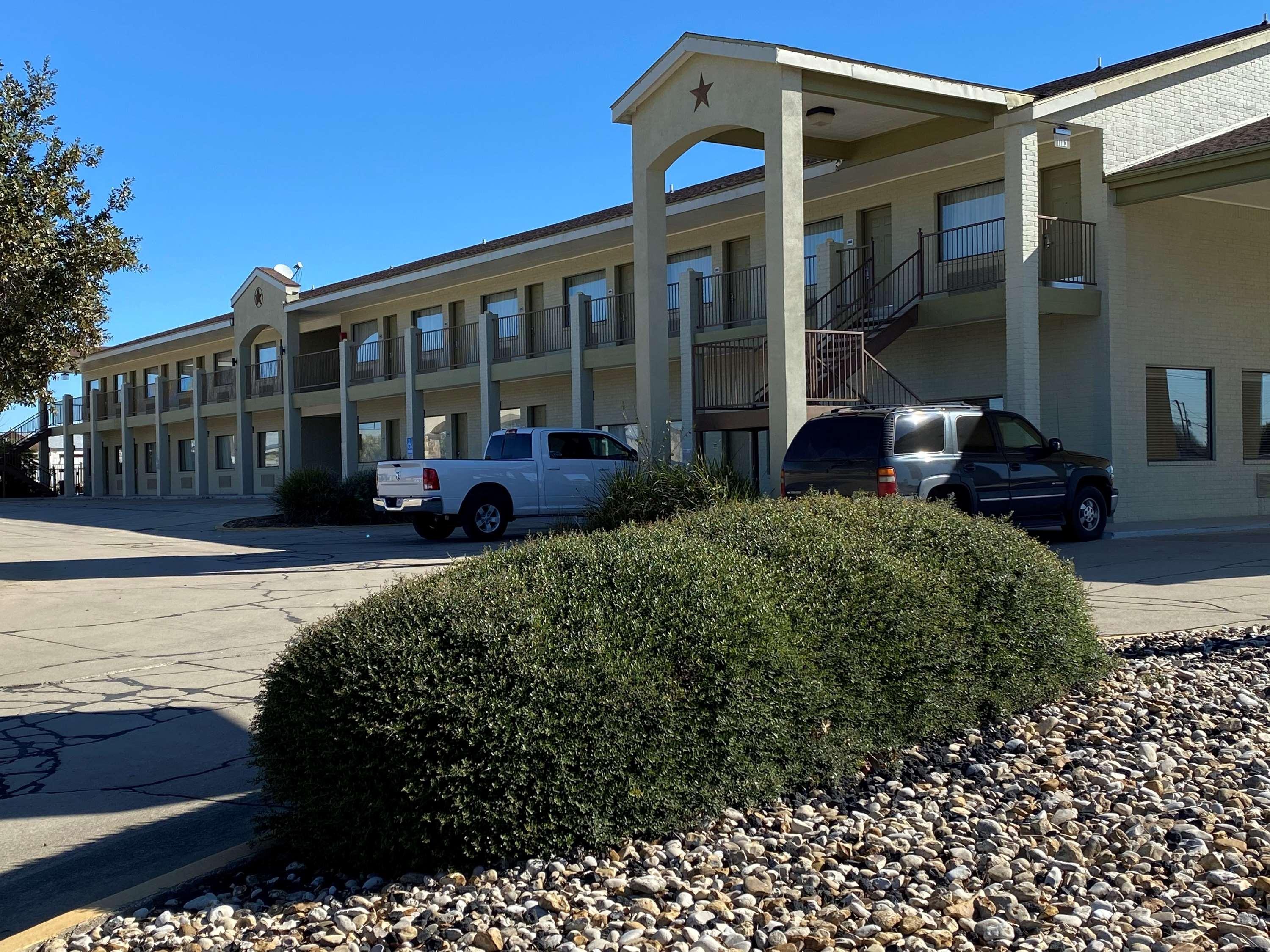 ชัวร์สเตย์ โฮเต็ล บาย เบสต์เวสเทิร์น ฟอเรสวิลล์ Hotel Floresville ภายนอก รูปภาพ